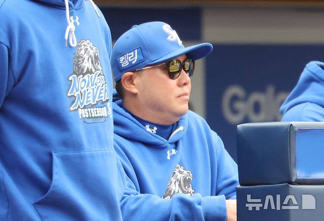 [대구=뉴시스] 김금보 기자 = 26일 대구 수성구 대구삼성라이온즈파크에서 열린 2024 KBO 포스트시즌 한국시리즈 4차전 KIA 타이거즈와 삼성 라이온즈의 경기, 삼성 박진만 감독이 경기를 지켜보고 있다. 2024.10.26. kgb@newsis.com