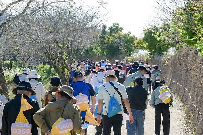 [순천=뉴시스] 순천만 어싱길 맨발 걷기 대회.(사진=순천시 제공) photo@newsis.com *재판매 및 DB 금지