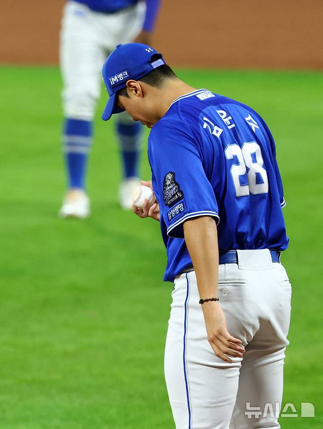 [광주=뉴시스] 전신 기자 = 28일 광주 북구 광주-기아챔피언스필드에서 열린 2024 KBO 포스트시즌 한국시리즈 5차전 삼성 라이온즈와 KIA 타이거즈의 경기에서 5회말 2사 만루 KIA 김도영 타석 때 폭투로 2점을 내준 삼성 김윤수가 아쉬워하고 있다. photo1006@newsis.com