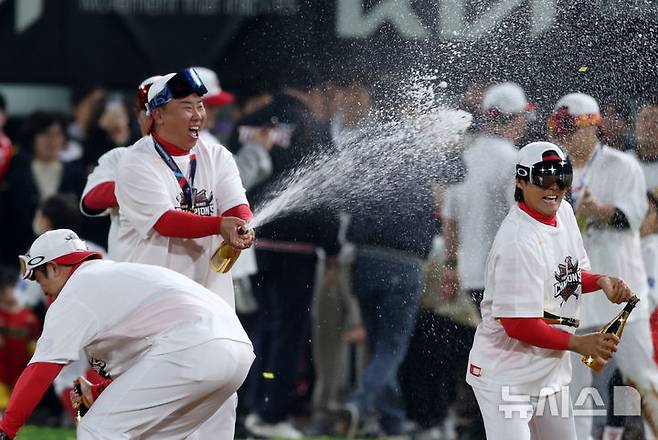 [광주=뉴시스] 김명년 기자 = 28일 광주 북구 광주-기아챔피언스필드에서 열린 2024 KBO 포스트시즌 한국시리즈 5차전 삼성 라이온즈와 KIA 타이거즈의 경기에서 7-5로 승리하며 우승을 확정 지은 KIA 타이거즈 선수들과 이범호 감독이 샴페인 세리머니를 하고 있다. 2024.10.28. kmn@newsis.com