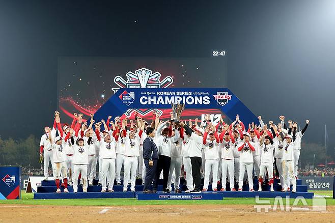 [광주=뉴시스] 김금보 기자 = 28일 광주 북구 광주-기아챔피언스필드에서 2024 KBO 포스트시즌 한국시리즈 4승 1패의 기록으로 통합 우승을 차지한 KIA 타이거즈 선수들이 우승 트로피를 들어올리고 있다. 2024.10.28. kgb@newsis.com