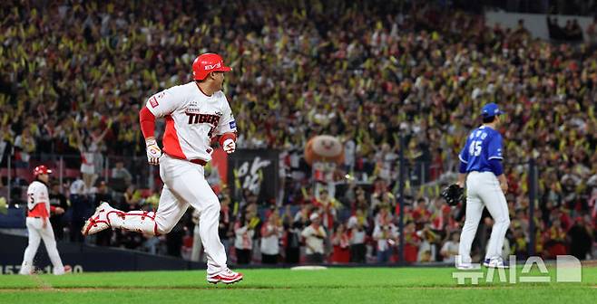 [광주=뉴시스] 김금보 기자 = 28일 광주 북구 광주-기아챔피언스필드에서 열린 2024 KBO 포스트시즌 한국시리즈 5차전 KIA 타이거즈와 삼성 라이온즈의 경기, 1사 1,3루 KIA 김태군이 1타점 내야 땅볼을 치고 있다. 2024.10.28. kgb@newsis.com