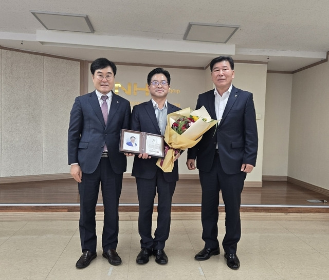 경기 남양주축산농협에서 이종원 나눔축산운동본부 사무총장(왼쪽부터)이 전길진 남양주축산농협 본부장에게 ‘나눔축산인상’ 상패와 꽃다발을 전달하고 있다. 나눔축산운동본부