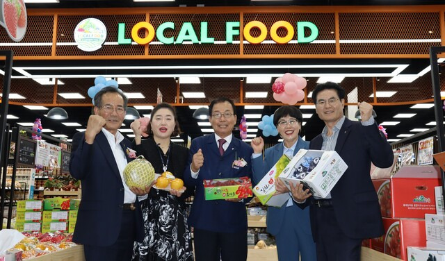 경남 진주남부농협 김철규 조합장(가운데)과 직원 등이 정촌지점 하나로마트 내 로컬푸드직매장에서 지역민을 위한 안전 먹거리 공급에 최선과 조합원 소득증대에 최선을 다하자고 다짐하고 있다.