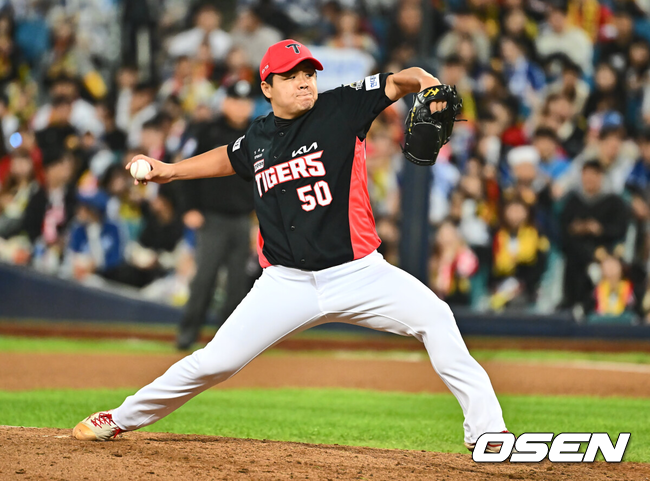 [OSEN=대구, 이석우 기자] 25일 대구 삼성라이온즈파크에서 2024 신한 SOL뱅크 KBO 포스트시즌 한국시리즈 삼성 라이온즈와 KIA 타이거즈의 3차전 경기가 열렸다.홈팀 삼성은 대니 레예스, 방문팀 KIA는 에릭 라우어를 선발 투수로 내세웠다.KIA 타이거즈 장현식이 역투하고 있다. 2024.10.25 / foto0307@osen.co.kr