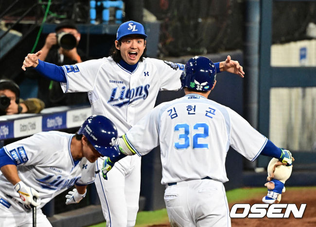 [OSEN=대구, 지형준 기자] 25일 대구삼성라이온즈파크에서 2024 신한 SOL뱅크 KBO 한국시리즈 3차전 삼성 라이온즈와 KIA 타이거즈의 경기가 열렸다.삼성은 대니 레예스, KIA는 에릭 라우어를 선발 투수로 내세웠다.7회말 무사에서 삼성 김헌곤이 좌월 솔로포를 날리며 구자욱과 기뻐하고 있다. 2024.10.25 / jpnews@osen.co.kr