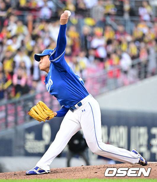 [OSEN=광주, 지형준 기자] 23일 오후 광주-기아 챔피언스필드에서 2024 신한 SOL Bank KBO리그 삼성 라이온즈와 KIA 타이거즈의 한국시리즈(KS·7전4선승제) 1차전 서스펜디드 경기가 열렸다.가을야구&nbsp;사상 첫 서스펜디드 게임으로 일정이 꼬인 2024 KBO 한국시리즈(KS)는 초유의 2박3일 경기에&nbsp;실질적인 더블헤더로 치러진다.&nbsp;이날 1차전 서스펜디드 게임과 2차전이 차례로 펼쳐진다.6회말 삼성 이승현이 역투하고 있다. 2024.10.23 / jpnews@osen.co.kr