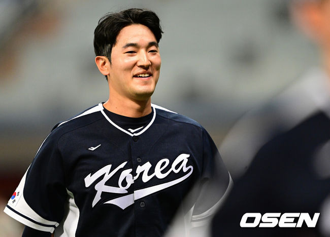 [OSEN=고척, 최규한 기자] 월드베이스볼클래식(WBC) 대표팀이 3일 서울 고척스카이돔에서 SSG 퓨처스팀과 연습경기를 갖는다. 2회초 공격을 삼자범퇴로 막아낸 대표팀 선발 고영표가 더그아웃으로 향하며 미소짓고 있다. 2023.03.03 / dreamer@osen.co.kr