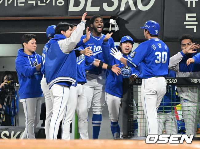 [OSEN=광주, 이대선 기자] 28일 광주 기아챔피언스필드에서 2024 신한 SOL뱅크 KBO 한국시리즈 5차전 KIA 타이거즈와 삼성 라이온즈의 경기가 열렸다.KIA는 양현종, 삼성은 이승현을 선발 투수로 내세웠다.1회초 2사에서 삼성 김영웅이 우중월 솔로 홈런을 치고 더그아웃에서 동료들과 하이파이브를 하고 있다. 2024.10.28 / sunday@osen.co.kr