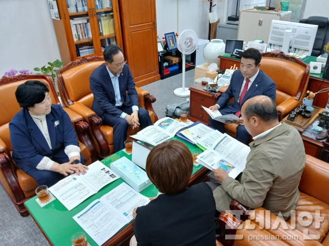 ▲명현관 해남군수가 28일 국회를 찾아 박정 예결위원장을 면담하고, 해남군이 추진하고 있는 녹색융합 클러스터 조성 사업의 국비 지원을 건의했다.2024.10.28ⓒ해남군