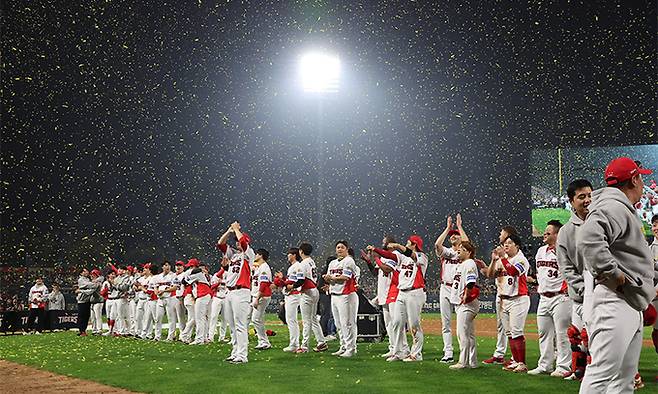 28일 광주 기아챔피언스필드에서 열린 프로야구 '2024 신한 SOL 뱅크 KBO 포스트시즌' 한국시리즈 5차전 삼성 라이온즈와 KIA 타이거즈의 경기에서 7대5로 승리하며 통합 우승을 차지한 KIA 선수들이 환호하고 있다. 뉴스1