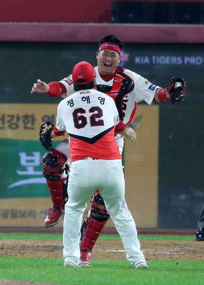 28일 광주 북구 광주-기아챔피언스필드에서 열린 2024 KBO 포스트시즌 한국시리즈 5차전 삼성 라이온즈와 KIA 타이거즈의 경기에서 7-5로 승리하며 우승을 확정 지은 KIA 투수 정해영와 포수 김태군이 기뻐하고 있다. 뉴시스