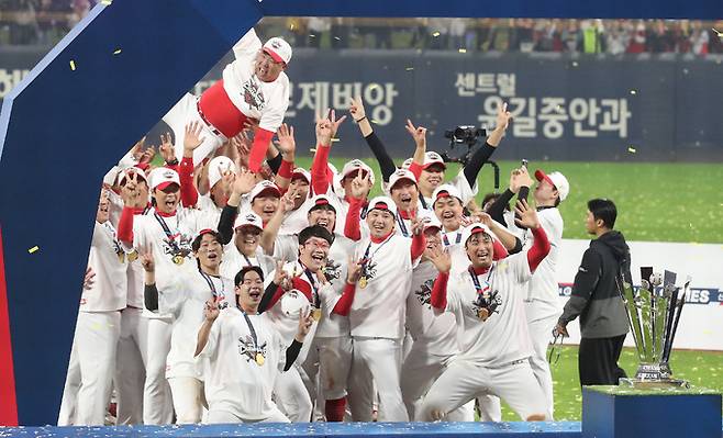 28일 광주 기아챔피언스필드에서 열린 프로야구 '2024 신한 SOL 뱅크 KBO 포스트시즌' 한국시리즈 5차전 삼성 라이온즈와 KIA 타이거즈의 경기에서 우승을 차기한 기아 타이거즈 선수들이 이범호 감독을 헹가래 치고 있다. 뉴스1