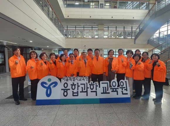 참석자들과 함께 세레머니 하는 박상혁 교육위원장