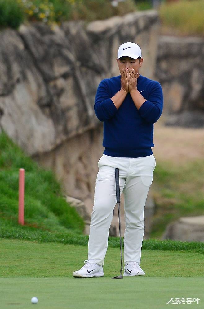 27일 인천 잭니클라우스GC코리아에서 열린 ‘제니시스 챔피언십’ 4라운드 18번홀에서 버디 퍼트를 놓친 뒤 아쉬워하고 있는 김주형. 인천 | 주현희 기자 teth1147@donga.com