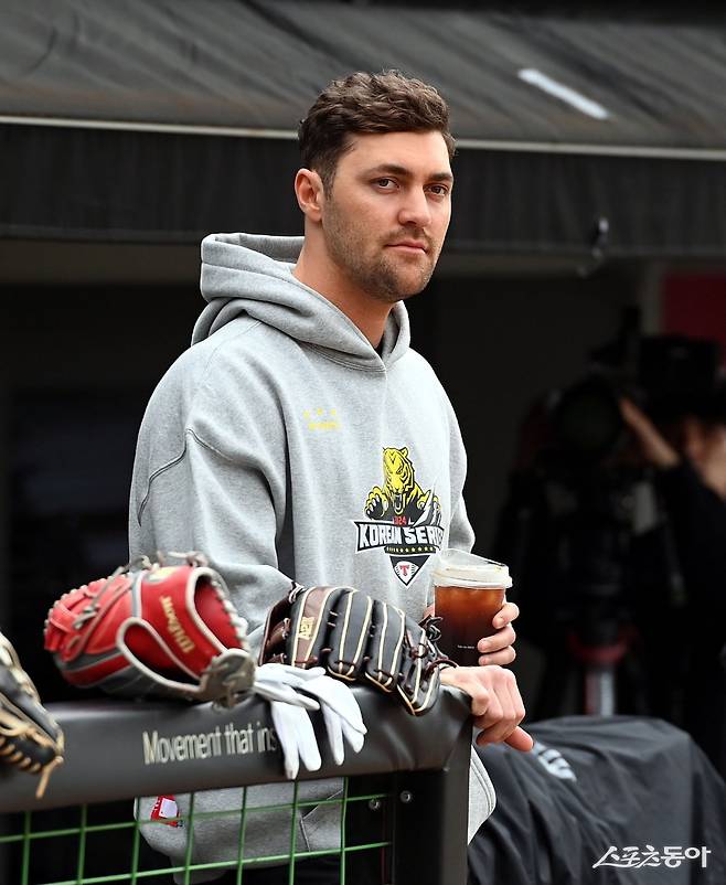 KIA 외국인투수 제임스 네일이 21일 광주-기아챔피언스필드에서 열린 삼성과 KS 1차전에 앞서 동료들의 훈련 모습을 지켜보고 있다. 광주|김민성 기자 marineboy@donga.com