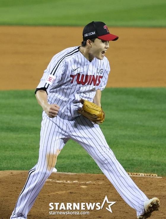 '2024 KBO 포스트시즌 플레이오프 3차전' LG-삼성전이 17일 서울 잠실야구장에서 열렸다.  LG 선발 임찬규가 4회초 2사 1,3루에서 삼성 강민호를 삼진으로 돌려세운 후 포효하고 있다. /사진=김진경 대기자