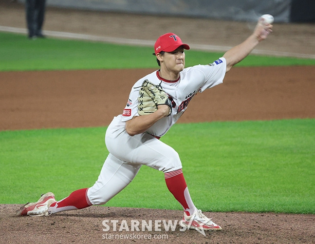 '2024 KBO 포스트시즌 한국시리즈 5차전' KIA-삼성전이 28일 광주-기아챔피언스필드에서 열렸다.  KIA 곽도규가 역투하고 있다. /사진=김진경 대기자