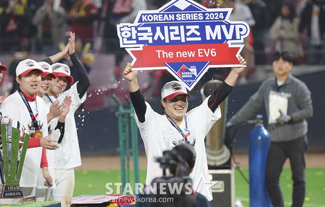 [포토] 김선빈 '한국시리즈 MVP'