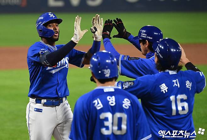 삼성 내야수 디아즈(왼쪽)가 28일 광주 기아챔피언스필드에서 열린 '2024 신한 SOL Bank KBO 포스트시즌' KIA와 한국시리즈(7전4승제) 5차전에서 4번타자 1루수로 선발 출전했다. 1회초와 3회초 KIA 선발 양현종 상대 2점 홈런을 연타석으로 쳐 공격에 활력을 불어넣고 있다. LG와의 플레이오프 2차전에서 연타석 홈런을 쳤던 디아즈는 이날까지 합쳐 한국프로야구 최초로 단일 포스트시즌에서 연타석 홈런을 두 번 친 선수가 됐다. 광주, 김한준 박지영 기자