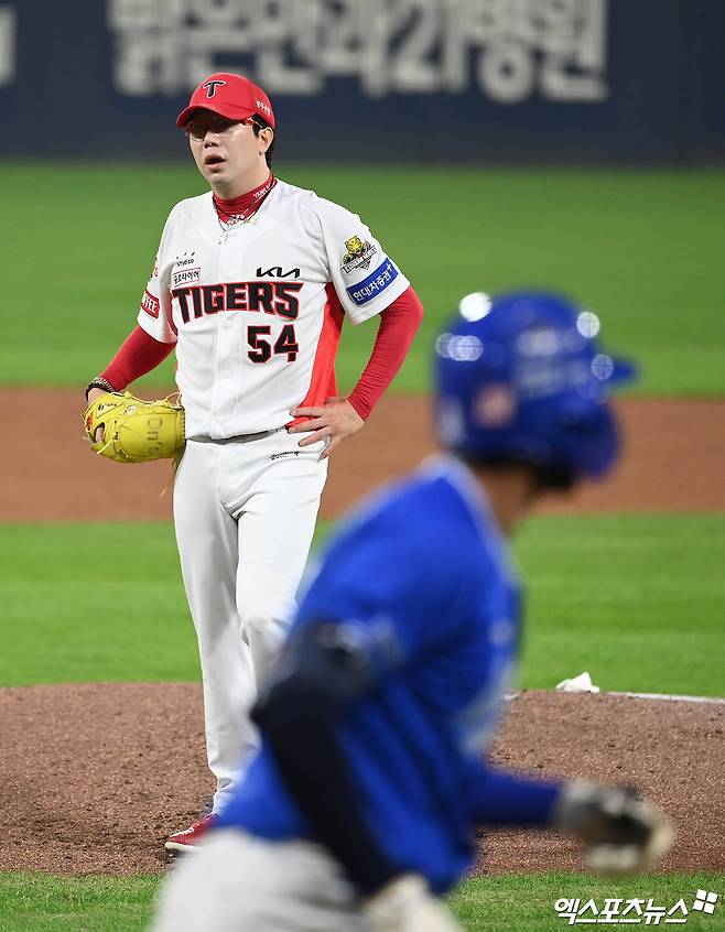 삼성 내야수 디아즈는 28일 광주 기아챔피언스필드에서 열린 '2024 신한 SOL Bank KBO 포스트시즌' KIA와 한국시리즈(7전4승제) 5차전에서 4번타자 1루수로 선발 출전했다. 1회초와 3회초 KIA 선발 양현종 상대 2점 홈런을 쳐 상대 에이스 양현종을 끌어내렸다. LG와의 플레이오프 2차전에서 연타석 홈런을 쳤던 디아즈는 이날까지 합쳐 한국프로야구 최초로 단일 포스트시즌에서 연타석 홈런을 두 번 친 선수가 됐다. 광주, 김한준 박지영 기자