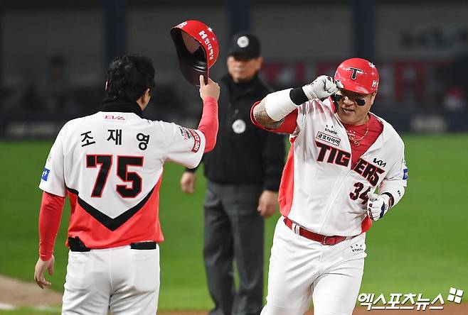 28일 오후 광주기아챔피언스필드에서 열린 '2024 신한 SOL Bank KBO 한국시리즈' 삼성 라이온즈와 KIA 타이거즈의 5차전 경기, 5회말 KIA 선두타자 최형우가 삼성 김태훈 상대로 솔로 홈런을 때려낸 뒤 베이스를 돌고 있다. 광주, 김한준 박지영 기자