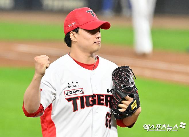 28일 오후 광주기아챔피언스필드에서 열린 '2024 신한 SOL Bank KBO 한국시리즈' 삼성 라이온즈와 KIA 타이거즈의 5차전 경기, 8회초 수비를 마친 KIA 정해영이 주먹을 불끈 쥐고 있다. 광주, 김한준 기자