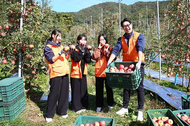 ㈜한화, '임직원과 함께하는 농촌 일손돕기' 실시 [㈜한화 제공. 재판매 및 DB 금지]