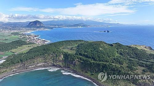 22일 오전 제주 서귀포시 대정읍 송악산에서 산방산과 한라산, 남쪽 해안의 모습이 선명하게 시야에 들어오고 있다. [연합뉴스 자료사진]