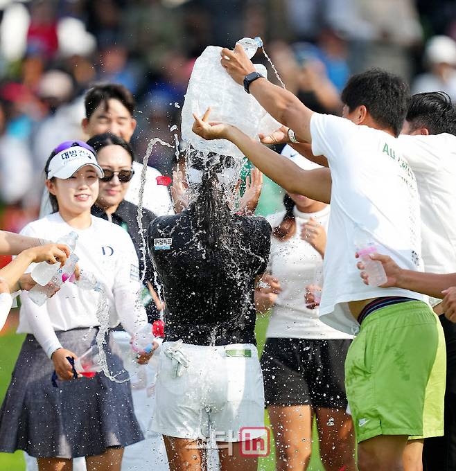 KLPGA 선수들이 우승자에게 물을 뿌리며 축하해주고 있다. 사진은 특정 기사 내용과 관련 없음. (사진=이데일리DB)