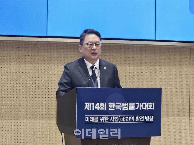 김영훈 대한변호사협회장이 29일 서울 안암동 고려대학교 SK미래관에서 열린 제14회 한국법률가대회 개회식에서 축사를 하고 있다. (사진= 성주원 기자)