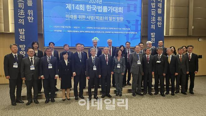 29일 서울 안암동 고려대학교에서 열린 제14회 한국법률가대회에 참석한 법조계 주요 인사들이 기념촬영을 하고 있다. 앞줄 왼쪽부터 최봉경 한국법학교수회 수석부회장, 김영훈 대한변호사협회장, 김석우 법무부 차관, 이숙연 대법관, 문형배 헌법재판소장권한대행, 조희대 대법원장, 이기수 한국법학원장, 안나 베네치아노 사법통일국제연구소(UNIDROIT) 사무부총장, 송상현 서울대 명예교수, 이재후 전 한국법학원장(13대), 김용담 전 한국법학원장(14대), 권오곤 전 한국법학원장(15대), 김정원 헌재 사무처장, 이황 고려대 법학전문대학원장. (사진= 성주원 기자)