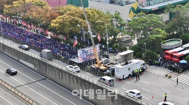 현대트랜시스 노조원 등 1000여 명이 지난 28일 현대차·기아 양재사옥 앞 4차선 도로 중 3개 차선을 가로막은 채 시위를 벌이고 있다. (사진=독자 제공)