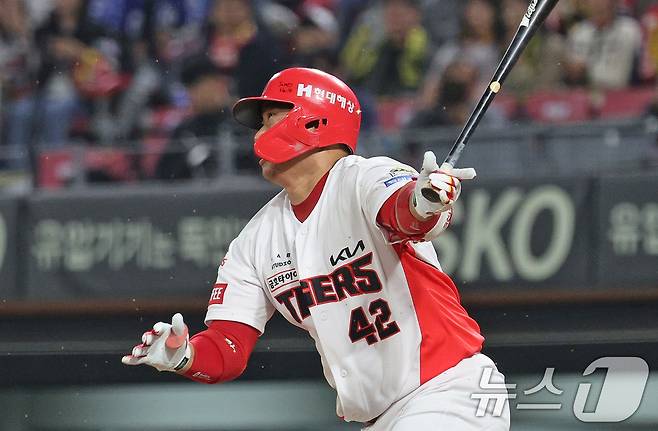 28일 오후 광주 기아챔피언스필드에서 열린 프로야구 '2024 신한 SOL 뱅크 KBO 포스트시즌' 한국시리즈 5차전 삼성 라이온즈와 KIA 타이거즈의 경기, 6회말 KIA 공격 1사 1, 3루 상황에서 김태군이 역전 적시타를 치고 있다. 2024.10.28/뉴스1 ⓒ News1 장수영 기자