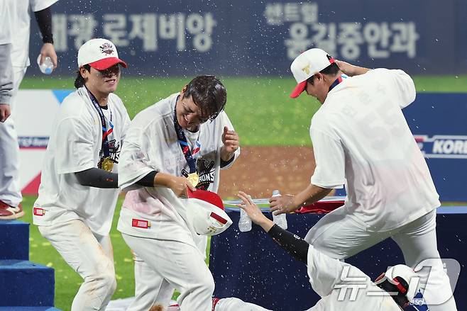 28일 오후 광주 기아챔피언스필드에서 열린 프로야구 '2024 신한 SOL 뱅크 KBO 포스트시즌' 한국시리즈 삼성 라이온즈와 기아 타이거즈의 경기를 마친 뒤 한국시리즈 MVP 차지한 김선빈이 동료들로부터 물세례를 받고 있다. 2024.10.28/뉴스1 ⓒ News1 장수영 기자