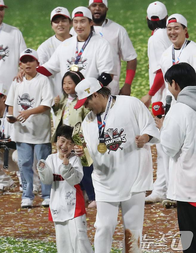 28일 오후 광주 기아챔피언스필드에서 열린 프로야구 '2024 신한 SOL 뱅크 KBO 포스트시즌' 한국시리즈 5차전 삼성 라이온즈와 KIA 타이거즈의 경기 우승 시상식에서 시리즈 MVP 김선빈이 아들과 함께 삐끼삐끼 세리머니를 하고 있다. 2024.10.28/뉴스1 ⓒ News1 임세영 기자