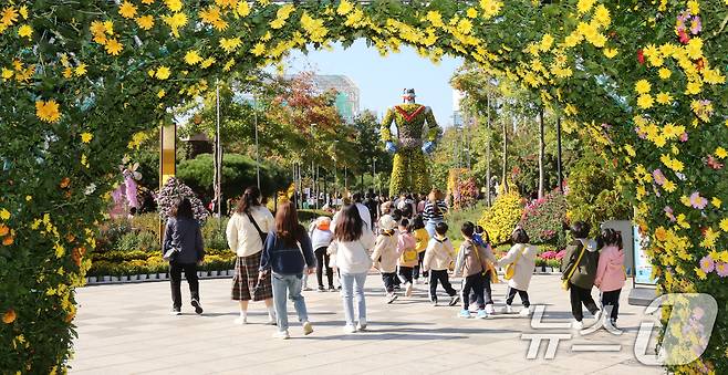 (대전ㆍ충남=뉴스1) 최형욱 기자 = 29일 대전·충남은 흐린 가운데 서해안을 중심으로 시속 55km 내외 강한 바람이 불 것으로 예보됐다. 대전 유성구 유림공원 일대에서 열린 유성국화축제장에서 나들이 나온 시민들이 가을을 즐기고 있다. /뉴스1 ⓒ News1 김기태 기자