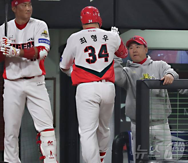 28일 오후 광주 북구 기아챔피언스필드에서 열린 프로야구 '2024 신한 SOL 뱅크 KBO 포스트시즌' 한국시리즈 5차전 삼성 라이온즈와 기아 타이거즈의 경기에서 5회말 무사 기아 최형우가 솔로 홈런을 친뒤 이범호 감독과 하이파이브를 하고 있다. 2024.10.28/뉴스1 ⓒ News1 김기남 기자