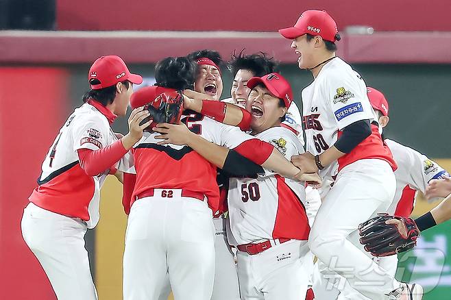 28일 오후 광주 기아챔피언스필드에서 열린 프로야구 '2024 신한 SOL 뱅크 KBO 포스트시즌' 한국시리즈 5차전 삼성 라이온즈와 KIA 타이거즈의 경기에서 7대5로 승리하며 통합 우승을 차지한 KIA 선수들이 기뻐하고 있다. 2024.10.28/뉴스1 ⓒ News1 김도우 기자