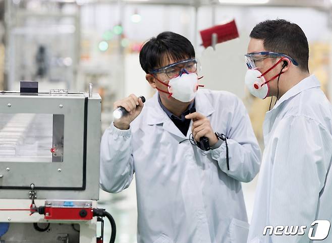 구광모 LG 대표가 지난 17일 LG화학 청주공장을 방문, 양극재 생산 핵심 공정 가운데 하나인 소성 공정 라인을 살펴보고 있다. (LG 제공)/뉴스1