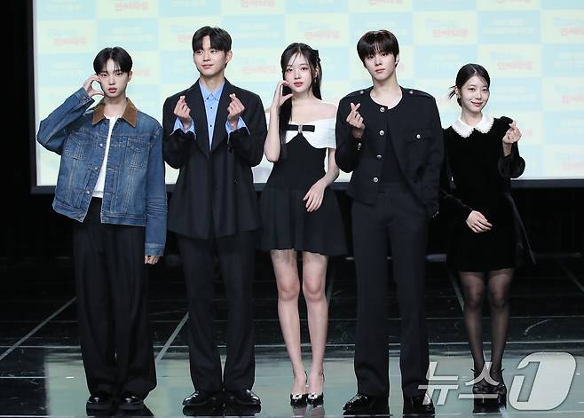 배우 손동표(왼쪽부터)와 최건, 강나언, 김우석, 한채린이 29일 서울 강남구 일지아트홀에서 열린 웹드라마 '0교시는 인싸타임'(극본 고이찬 / 연출 배하늘) 제작발표회에 참석해 포즈를 취하고 있다. ⓒ News1 권현진 기자