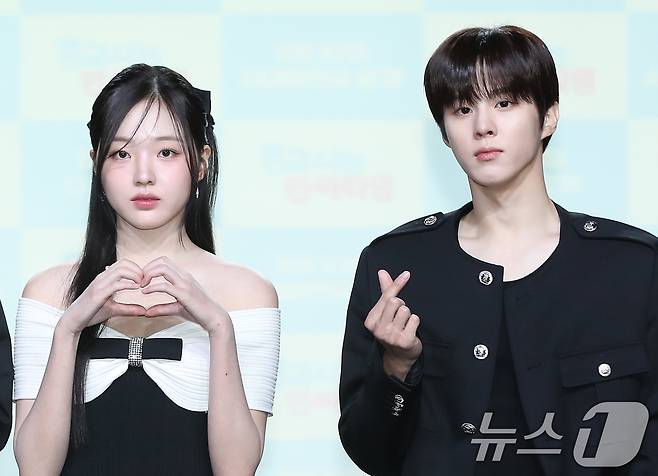 배우 김우석과 강나언(왼쪽)이 29일 서울 강남구 일지아트홀에서 열린 웹드라마 '0교시는 인싸타임'(극본 고이찬 / 연출 배하늘) 제작발표회에 참석해 하트 포즈를 취하고 있다. ⓒ News1 권현진 기자