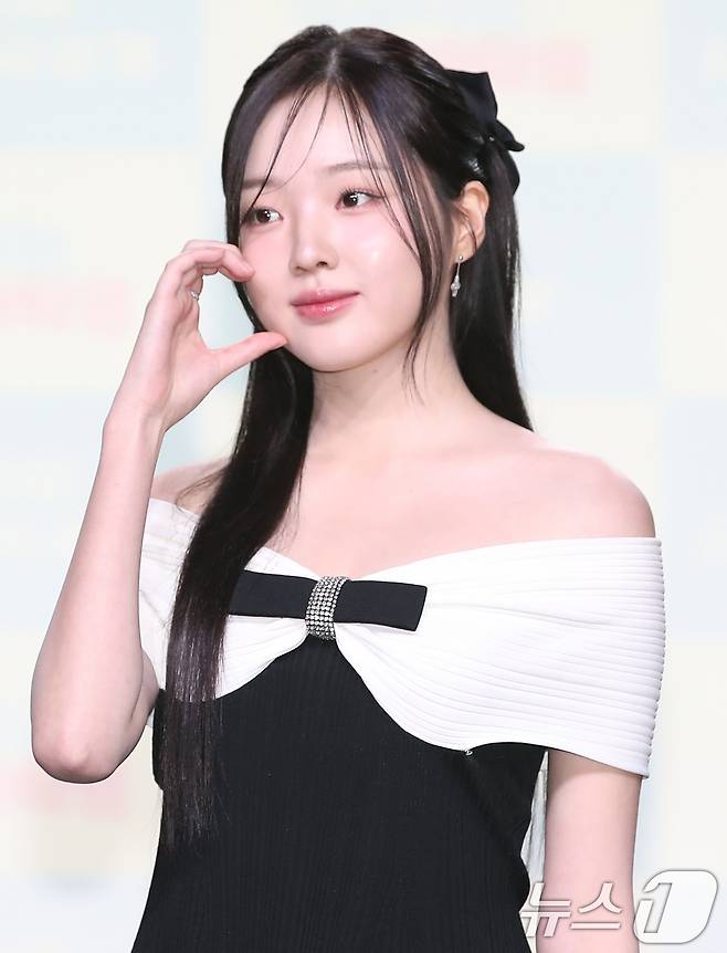 배우 강나언이 29일 서울 강남구 일지아트홀에서 열린 웹드라마 '0교시는 인싸타임'(극본 고이찬 / 연출 배하늘) 제작발표회에 참석해 볼 하트를 그리고 있다. ⓒ News1 권현진 기자