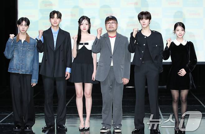 배우 손동표(왼쪽부터)와 최건, 강나언, 배하늘 감독, 김우석, 한채린이 29일 서울 강남구 일지아트홀에서 열린 웹드라마 '0교시는 인싸타임'(극본 고이찬 / 연출 배하늘) 제작발표회에 참석해 파이팅을 외치고 있다. ⓒ News1 권현진 기자