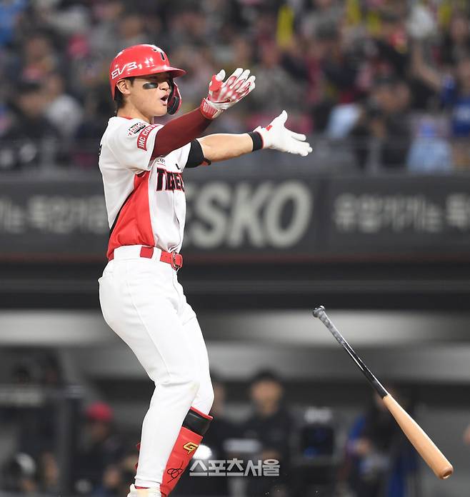 KIA 김도영이 28일 광주-기아 챔피언스필드에서 열린 2024 KBO 한국시리즈 5차전 삼성과 경기 5회말 2사 만루 상황에서 삼성 김태훈의 투구가 포수 뒤로 빠지자 환호하며 1루로 달려나가고 있다. 광주 | 박진업 기자 upandup@sportsseoul.com