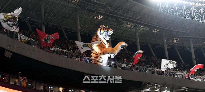 KIA 응원단이 28일 광주-기아 챔피언스 필드에서 열린 삼성과 2024 KBO 한국시리즈 5차전에서 열띤 응원을 펼치고 있다. 광주 | 최승섭기자 thunder@sportsseoul.com