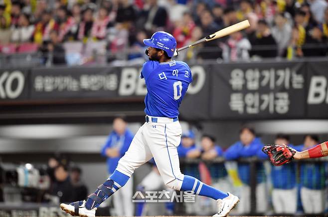 삼성 디아즈가 28일 광주-기아 챔피언스필드에서 열린 2024 KBO리그 KIA와의 한국시리즈 5차전 3회초 2사 1루 상황에서 KIA 선발 양현종을 상대로 2점 홈런을 치고 있다. 1회에 이은 디아즈의 연타석 홈런. 광주 | 박진업 기자 upandup@sportsseoul.com