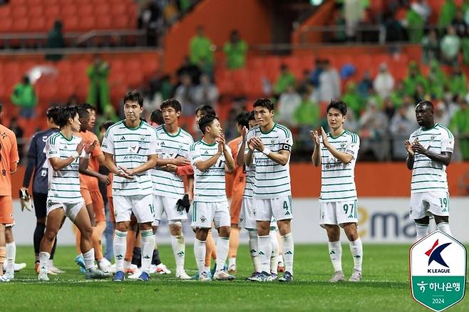 전북 선수들이 27일 제주전에서 패한 뒤 아쉬워하고 있다. 사진 | 한국프로축구연맹