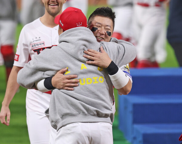 28일 광주 북구 광주-기아챔피언스필드에서 2024 KBO 포스트시즌 한국시리즈 4승 1패의 기록으로 통합 우승을 차지한 KIA 타이거즈의 최형우가 이범호 감독과 포옹을 하고 있다. 사진┃KIA 타이거즈