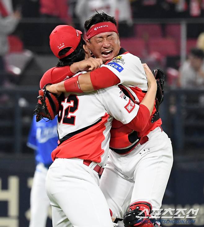 28일 광주 기아챔피언스필드에서 열린 한국시리즈 5차전 KIA 타이거즈와 삼성 라이온즈의 경기. 한국시리즈 우승을 차지한 KIA 타이거즈 선수들이 환호하고 있다. 광주=박재만 기자 pjm@sportschosun.com/2024.10.28/